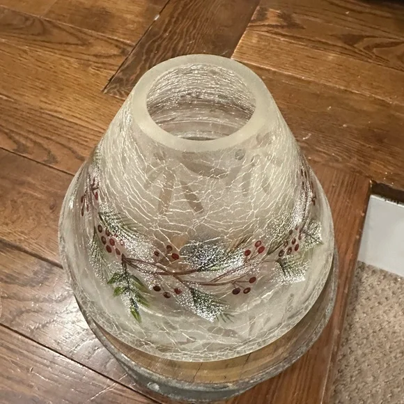 Yankee Candle Frosted Glass Holly berry shade - Picture 2 of 5